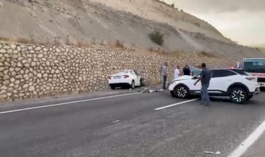 İki otomobil çarpıştı: 6 yaralı