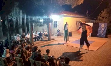 Depremzede çocuklara sirk gösterisi