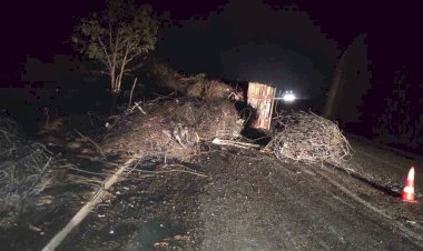 Hurda yüklü Tır yan yattı