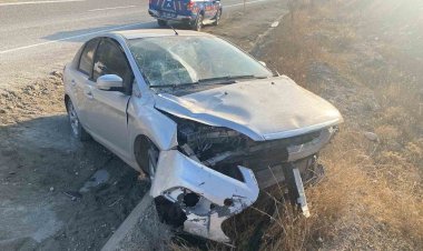 Otomobil menfeze savruldu, sürücü yaralandı