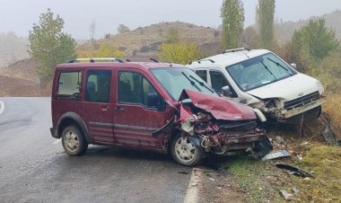 Adıyaman’da iki hafif ticari araç çarpıştı: 9 yaralı  Adıyaman