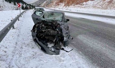 Otomobil tıra çarptı 1 yaralı