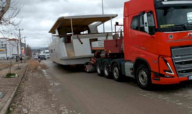 Kara yolundan geçirilen dev tekne, trafiği kilitledi