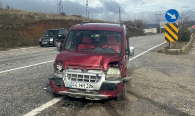 Hafif ticari araçlar çarpıştı, 1 Yaralı