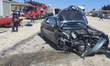 Gölbaşında iki otomobil çarpıştı: 1 ölü, 6 yaralı