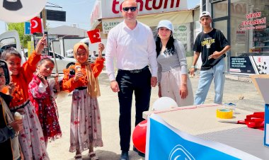 Gölbaşı ülkü ocaklarından çocuklara dondurma ikramı