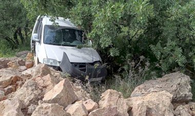 Hafif ticari araç şarampole devrildi: 1 yaralı