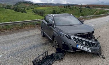 Kontrolden çıkan otomobil bariyerlere çarptı
