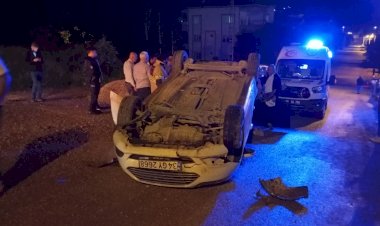 Otomobil kum yığınına çarptı: 1 yaralı