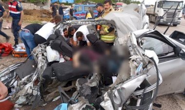 Otomobil ile tır çarpıştı: 2 ölü, 3 yaralı