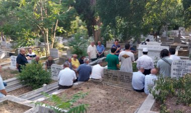 Süleyman Ârif Emre kabri başında anıldı.