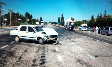 Hafif ticari araçla otomobil çarpıştı: 2 yaralı