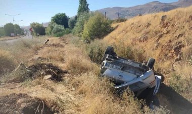 Malatya’da otomobil şarampole devrildi