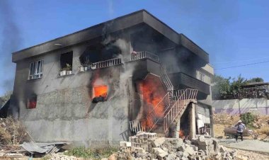 Samanlıktan çıkan yangın iki katlı evi kullanılamaz hale getirdi