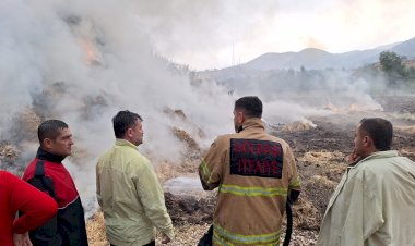 Yıldırımın düştüğü samanlık alev alev yandı