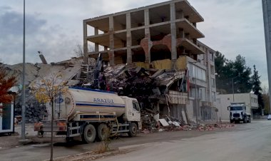 Gölbaşı’nda ağır hasarlı binaların yıkımı sürüyor