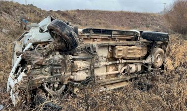 Kamyonet şarampole yuvarlandı: 3 yaralı