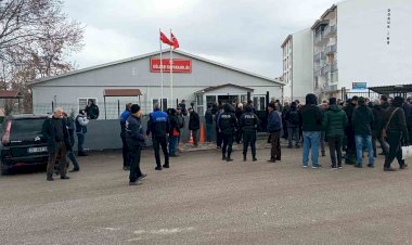 CHP Genel Başkanı Özel, deprem şehitliğini ziyaret etti