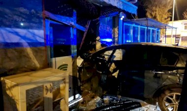 İtfaiye aracıyla çarpışan otomobil işyerine girdi