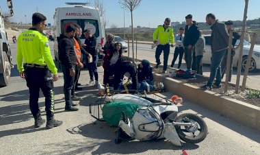 Otomobil motosiklete çarpıp kaçtı: 2 yaralı