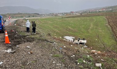 Kamyonet şarampole yuvarlandı: 2 yaralı