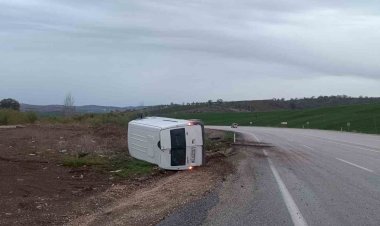 Kontrolden çıkan minibüs devrildi: 2 yaralı