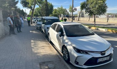 Otomobil park halindeki araçlara çarptı