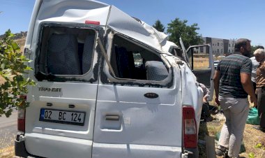 Minibüs takla attı: 1’i ağır 5 yaralı