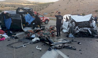 Malatya’da hafif ticari araç ile otomobil kafa kafaya çarpıştı: 4 ölü, 2 yaralı