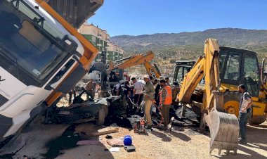 ‎Üzerine kamyon devrilen otomobilin sürücüsü hayatını kaybetti