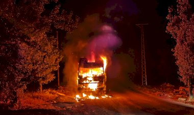 ‎Park halindeki kamyon cayır cayır yandı