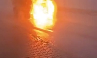 Seyir halindeki araç yanarak hurdaya döndü