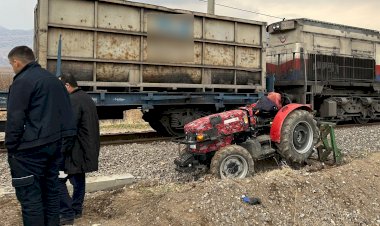 Adıyaman’da tren ile traktör çarpıştı: 1 yaralı ‎
