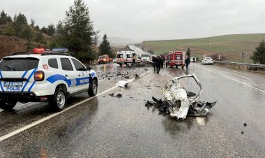 Otobüs otomobili kağıt gibi ezdi: 3 ölü