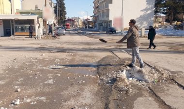 Gölbaşı ilçesinde caddelerdeki karları esnaflar temizledi