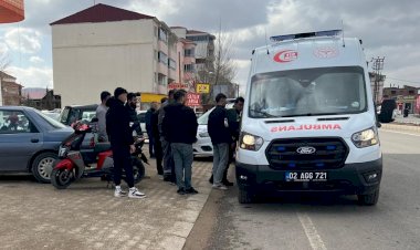 Motosiklet ile otomobil çarpıştı: 1 yaralı
