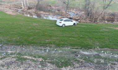 ‎Otomobil tarlaya yuvarlandı: 2 yaralı