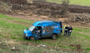 Kargo aracı takla attı: 2 yaralı