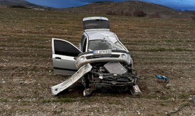 Malatya’da aydınlatma direğine çarpan araç takla attı: 3 yaralı