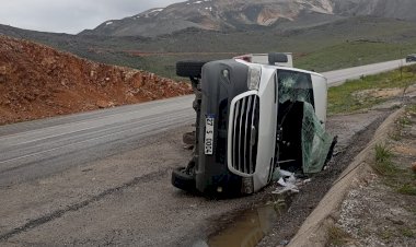 Taziyeye gidenleri taşıyan minibüs devrildi: 11 yaralı