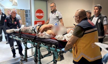 Motosiklet, elektrik direğine çarptı: 1’i ağır 2 yaralı