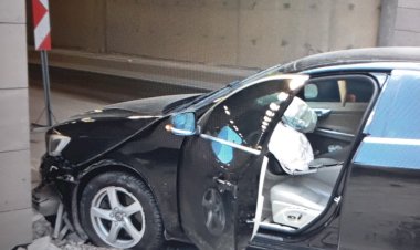 Malatya’da el frenini çekmeyi unutan sürücünün aracı tünel girişine çarptı