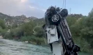 Göksu Çayına düşen araç çıkarıldı