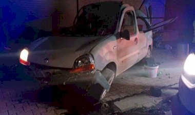 Hafif ticari araç iş yerinin gölgeliğine çarptı: 1 yaralı