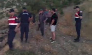 Kovalarla su taşıyan köylüler yangını söndürdü