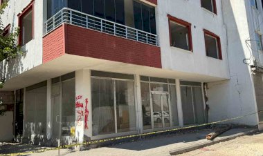 Hasarlı bina deprem sonrası korkuttu
