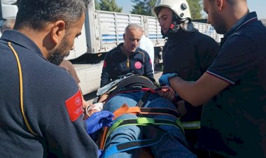 Otomobil kamyonunun altına girdi: 2’si ağır 3 yaralı