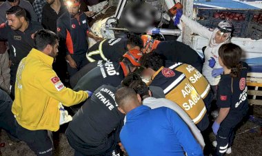 Kamyonet traktöre arkadan çarptı: 1 ölü, 1 yaralı