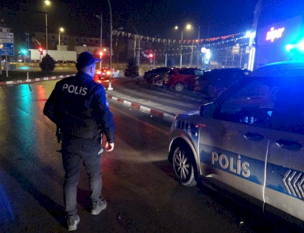 Silahla yaralayıp aracına aldığı şahsı yol kenarına atıp kaçtı