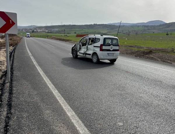 Kontrolden çıkan kamyonet karşı şeride geçerek ticari araçla çarpıştı: 1 yaralı ‎